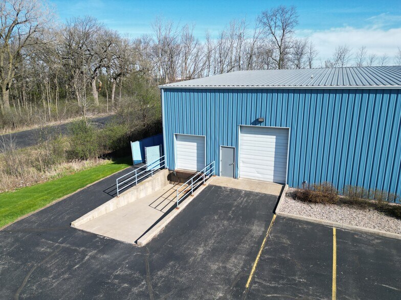 2695 Badger Ave, Oshkosh, WI à vendre - Photo de l’immeuble – Image 3 sur 11