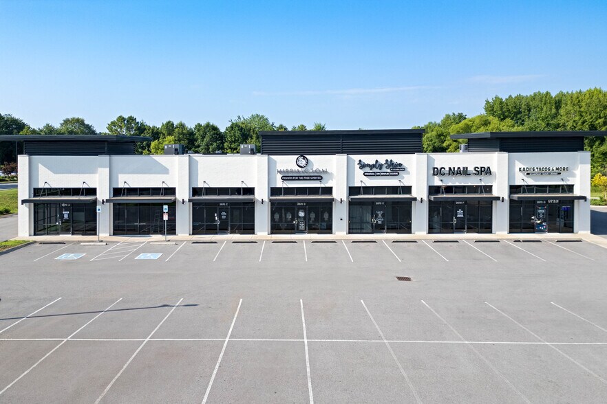 2670 Madison St, Clarksville, TN à louer - Photo de l’immeuble – Image 3 sur 5