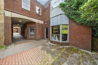Plus de détails pour 2 Bishops Walk, Pinner - Local commercial à louer