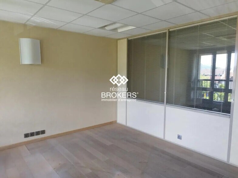 Bureau dans Cluses à vendre - Photo de l’immeuble – Image 2 sur 2
