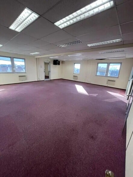 Bureau dans Houilles à louer - Photo de l’immeuble – Image 2 sur 24