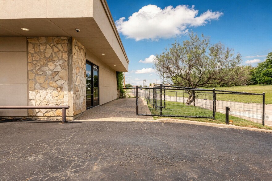 5316 Woodway Dr, Fort Worth, TX à louer - Photo de l’immeuble – Image 2 sur 11