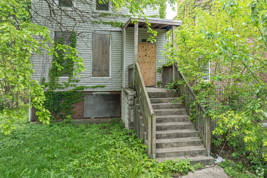 7918 S Escanaba Ave, Chicago, IL à vendre - Photo de l’immeuble – Image 3 sur 4