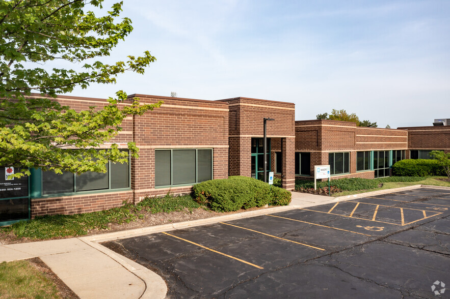 1091-1099 W Hawthorn Dr, Itasca, IL à louer - Photo de l’immeuble – Image 1 sur 19