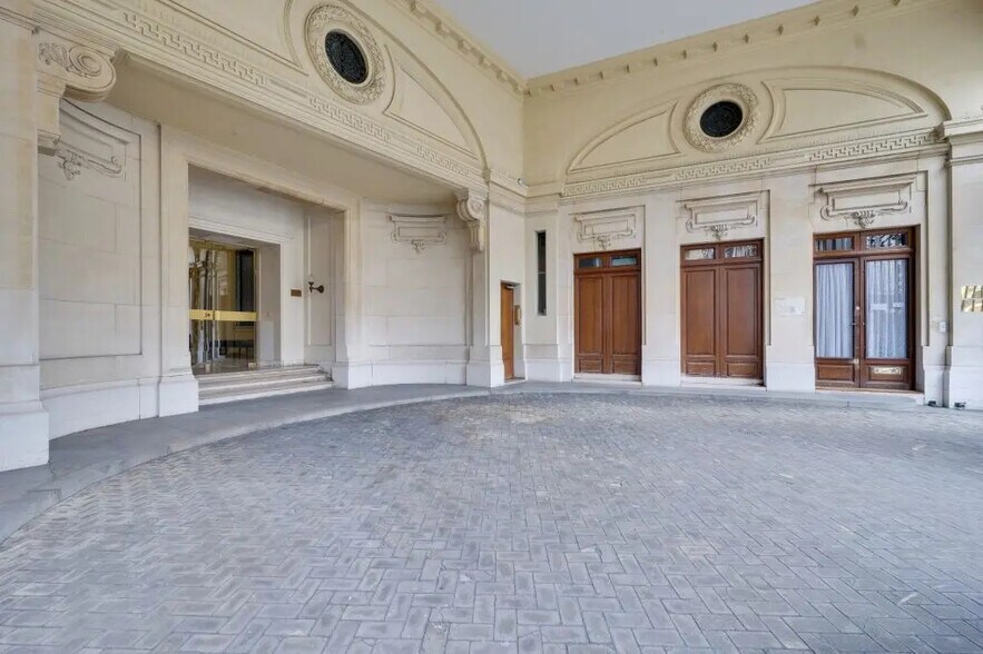12 Avenue Pierre Ier De Serbie, Paris à louer - Photo de l’immeuble – Image 3 sur 9