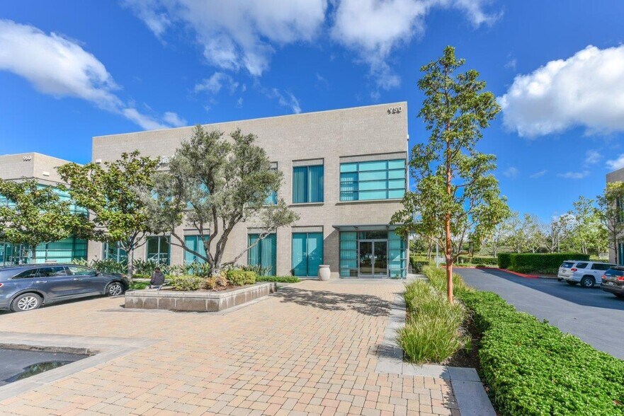 950 Roosevelt Ave, Irvine, CA à louer - Photo de l’immeuble – Image 2 sur 11