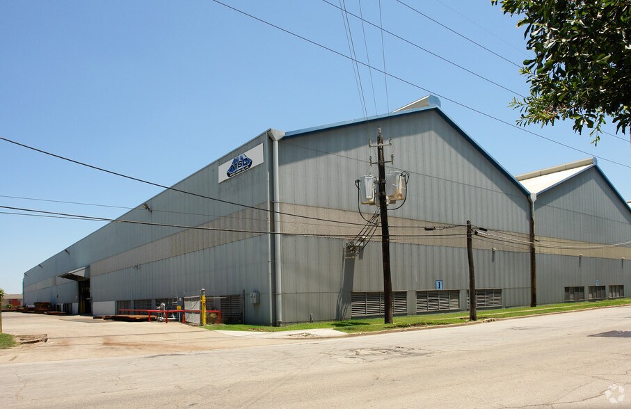 5311 Clinton Dr, Houston, TX à louer - Photo de l’immeuble – Image 2 sur 12