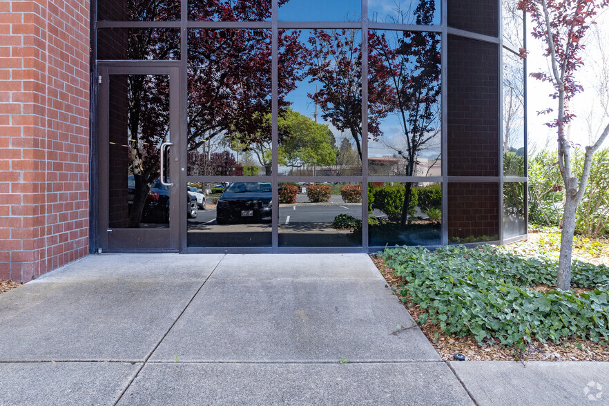 2090 Marina Ave, Petaluma, CA à louer - Photo de l’immeuble – Image 3 sur 7