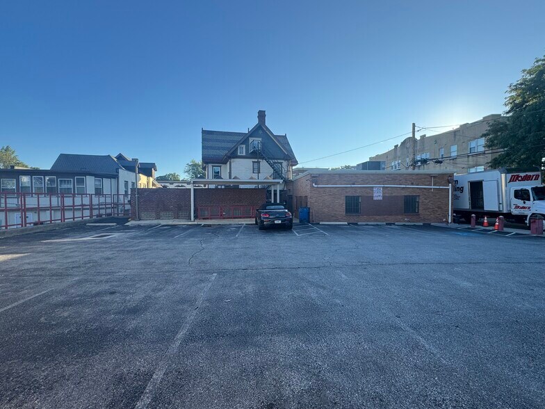 922 W Lancaster Ave, Bryn Mawr, PA à vendre - Photo de l’immeuble – Image 2 sur 7