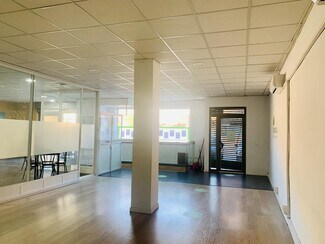 Plus de détails pour Local commercial à louer