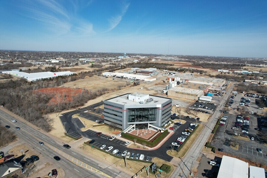 301 NW 63rd St, Oklahoma City, OK à louer - Photo principale – Image 1 sur 14