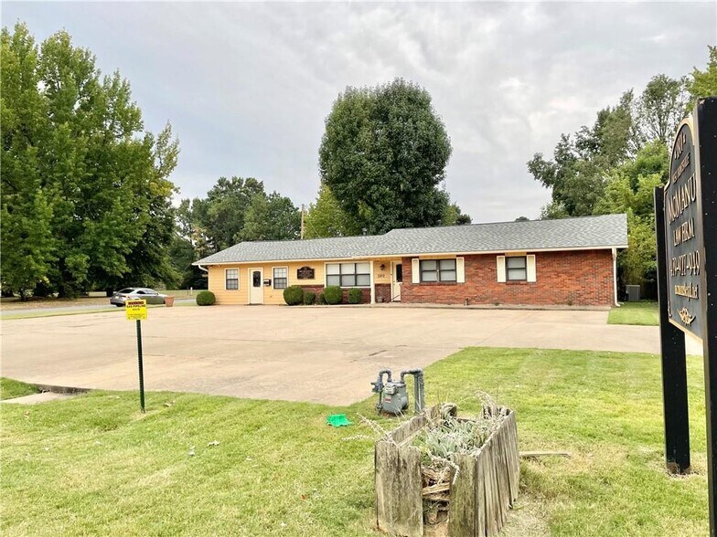 1801 W Huntsville Ave, Springdale, AR à louer - Photo de l’immeuble – Image 2 sur 7