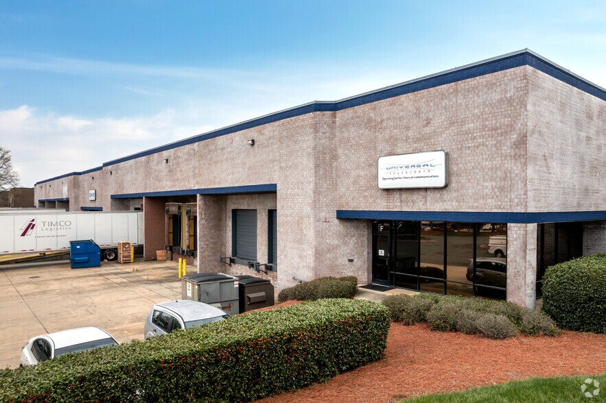 3401 Woodpark Blvd, Charlotte, NC à louer - Photo de l’immeuble – Image 1 sur 3