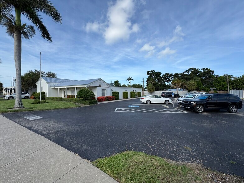 5750 Swift Rd, Sarasota, FL à vendre - Photo de l’immeuble – Image 3 sur 27