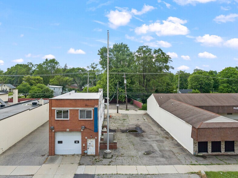 25906 Five Mile rd, Redford, MI à vendre - Photo de l’immeuble – Image 3 sur 5