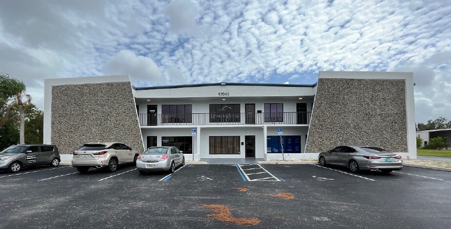 12065 Metro Pky, Fort Myers, FL à louer Photo de l’immeuble– Image 1 sur 1