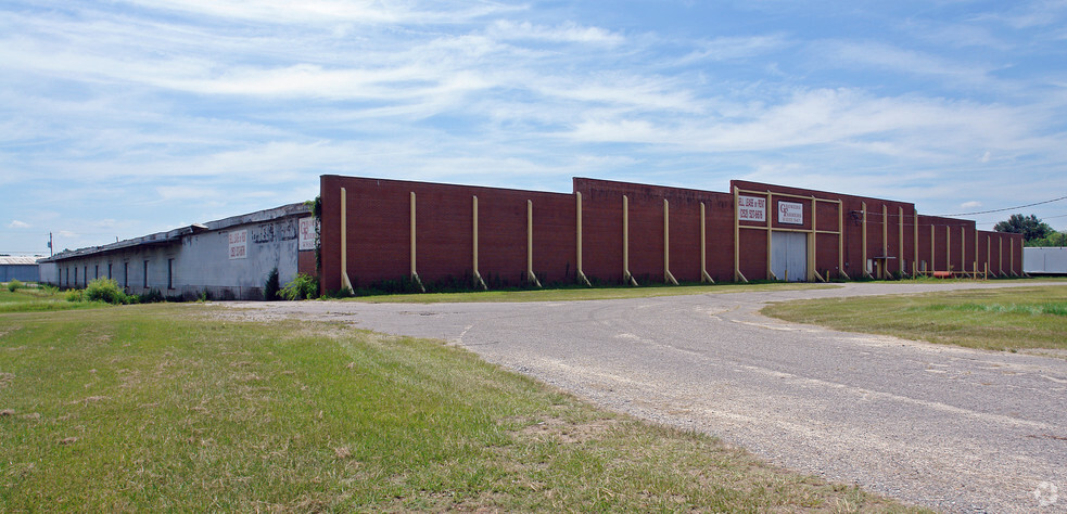Hwy-11 Portfolio portefeuille de 2 biens à vendre sur LoopNet.fr - Photo principale – Image 1 sur 2