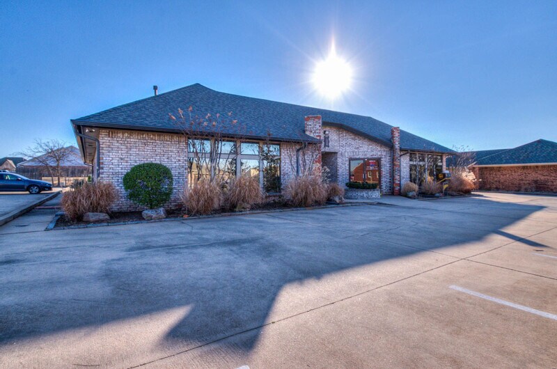 10324 Greenbriar Pl, Oklahoma City, OK à louer - Photo de l’immeuble – Image 2 sur 9