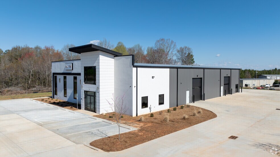 Two industrial/Flex Buildings For Sale portefeuille de 2 biens à vendre sur LoopNet.fr - Photo principale – Image 1 sur 2
