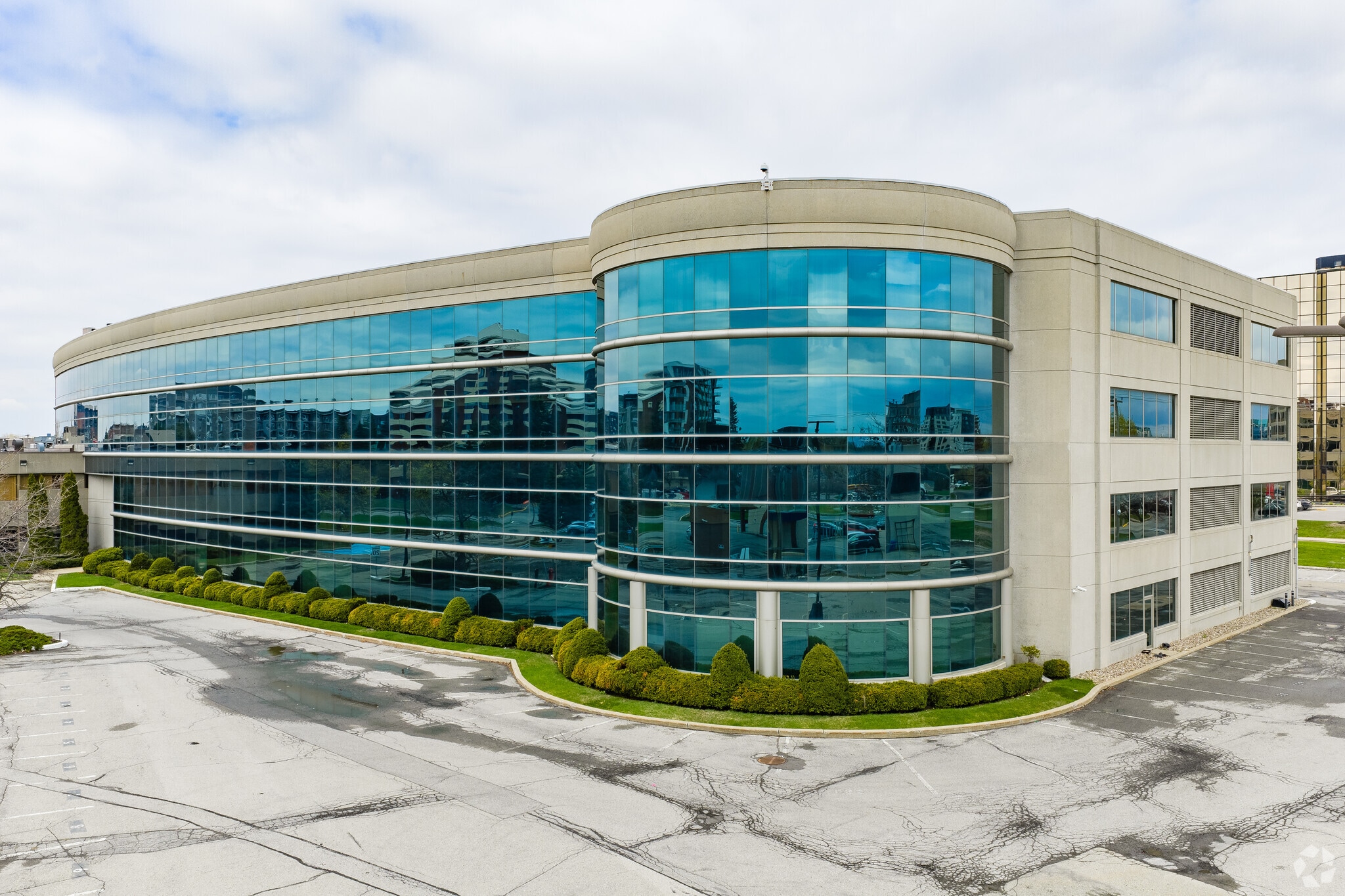 237 Boul Hymus, Pointe-claire, QC à louer Photo principale– Image 1 sur 5