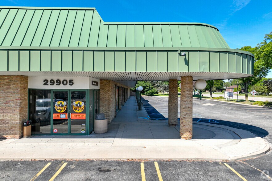 29905 7 Mile Rd, Livonia, MI à vendre - Photo de l’immeuble – Image 3 sur 7