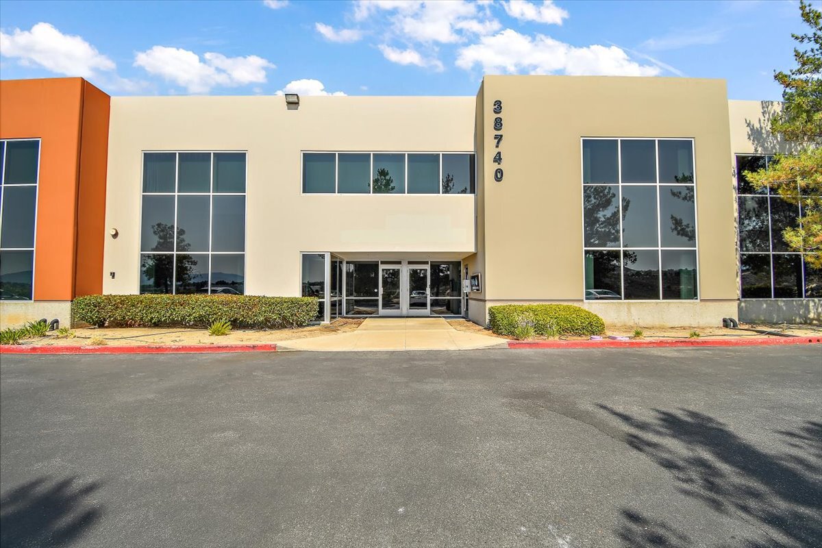 38740 Sky Canyon Dr, Murrieta, CA à louer Photo de l’immeuble– Image 1 sur 24