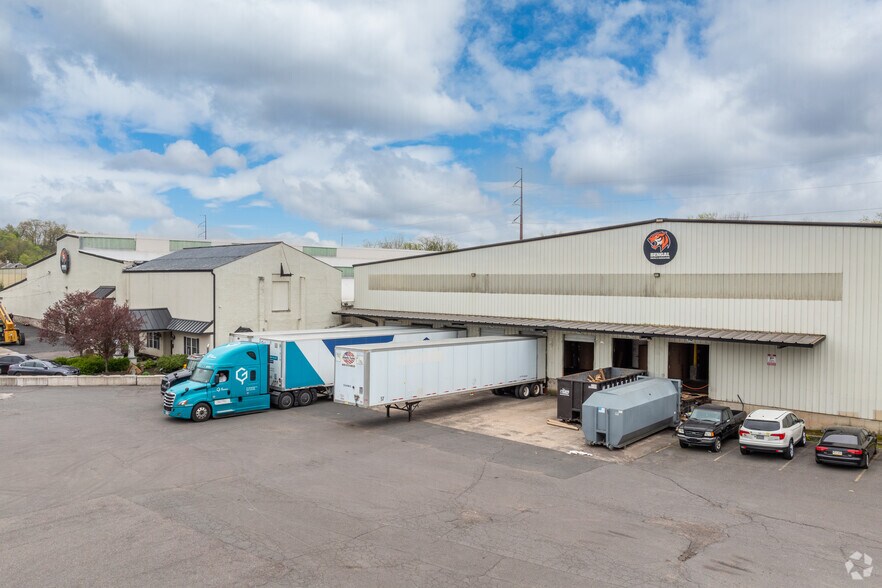 18 Railroad St, Royersford, PA à vendre - Photo de l’immeuble – Image 2 sur 11