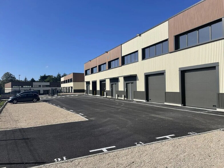 Local d’activités dans Marcoussis à louer - Photo de l’immeuble – Image 2 sur 12