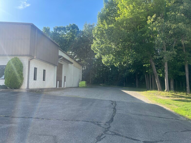 44 Plaza Dr, Manakin Sabot, VA à louer - Photo de l’immeuble – Image 2 sur 5