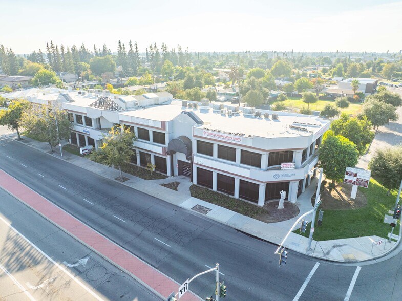 6769 N Fresno St, Fresno, CA à vendre - Photo de l’immeuble – Image 1 sur 5