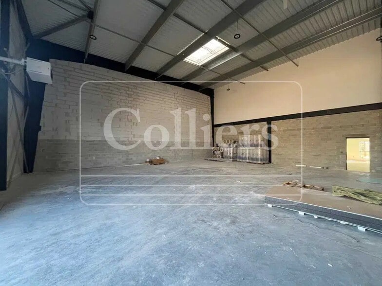 Local d’activités dans Venelles à louer - Photo intérieure – Image 2 sur 9