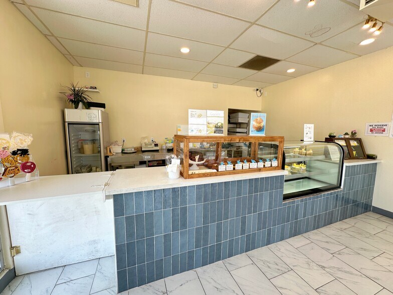 160 E Duarte Rd, Arcadia, CA à louer - Photo de l’immeuble – Image 1 sur 19