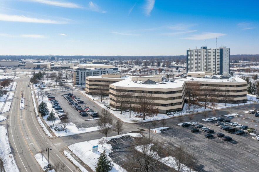 24950-25000 Country Club Blvd, North Olmsted, OH à vendre - Photo de l’immeuble – Image 3 sur 18