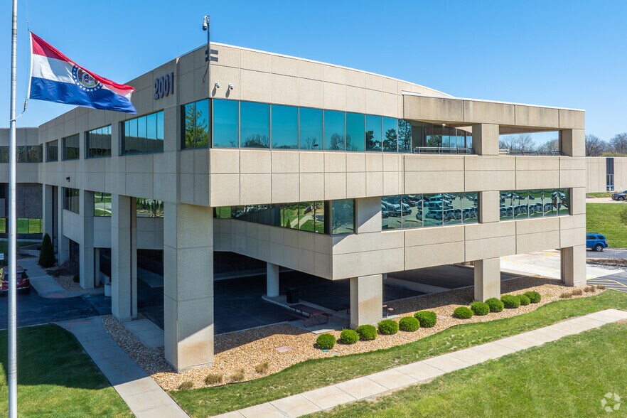 2001 NE 46th St, Kansas City, MO à vendre - Photo principale – Image 1 sur 19