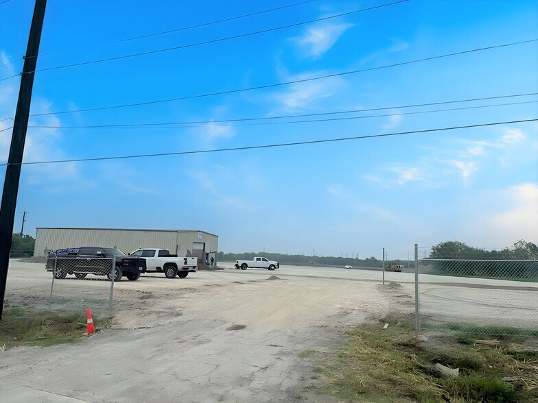 10520 Somerset Rd, San Antonio, TX à vendre - Photo de l’immeuble – Image 2 sur 4