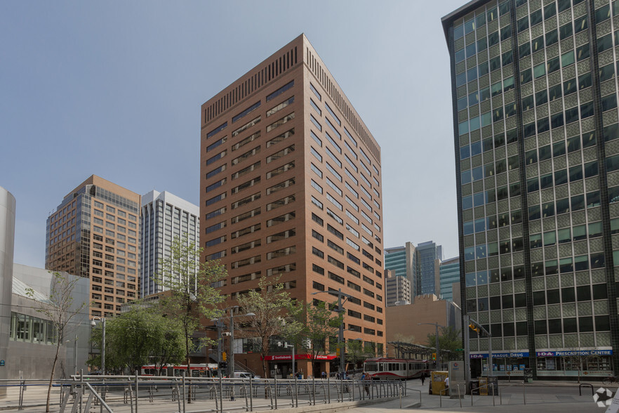 734 7th Ave SW, Calgary, AB à louer - Photo de l’immeuble – Image 1 sur 12