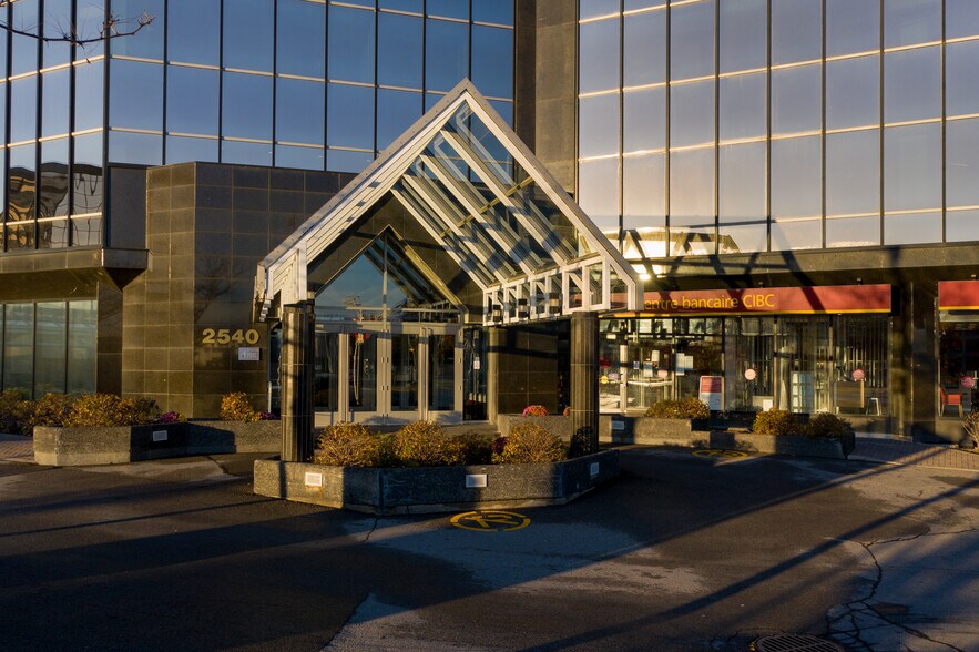 2540 Boul Daniel-Johnson, Laval, QC à louer - Photo de l’immeuble – Image 3 sur 10