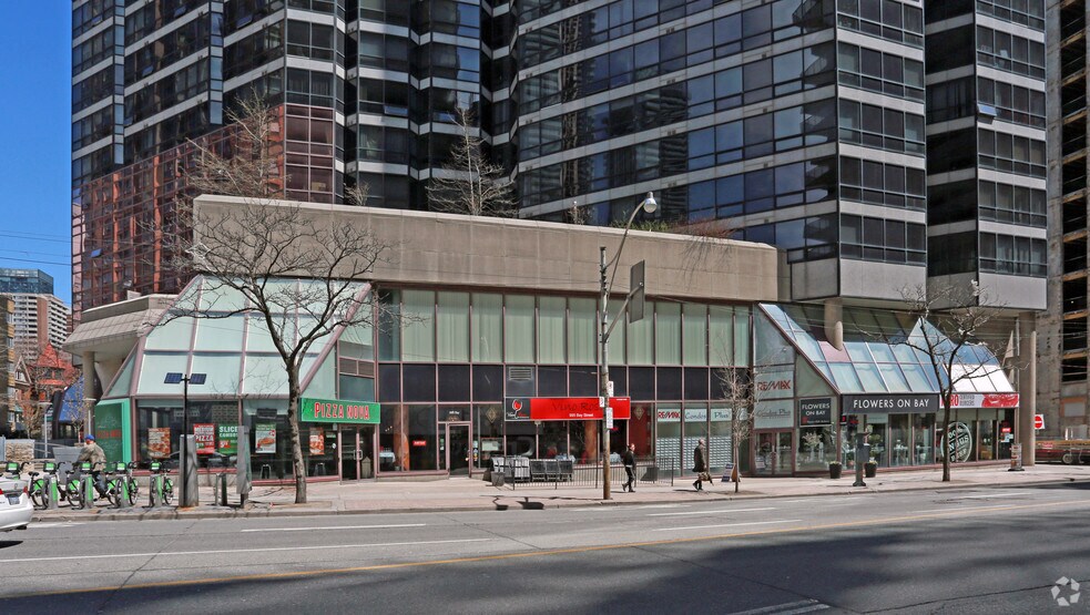 987 Bay St, Toronto, ON à louer - Photo de l’immeuble – Image 3 sur 6