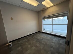 4211 106th St NW, Edmonton, AB à louer Photo intérieure– Image 2 sur 6