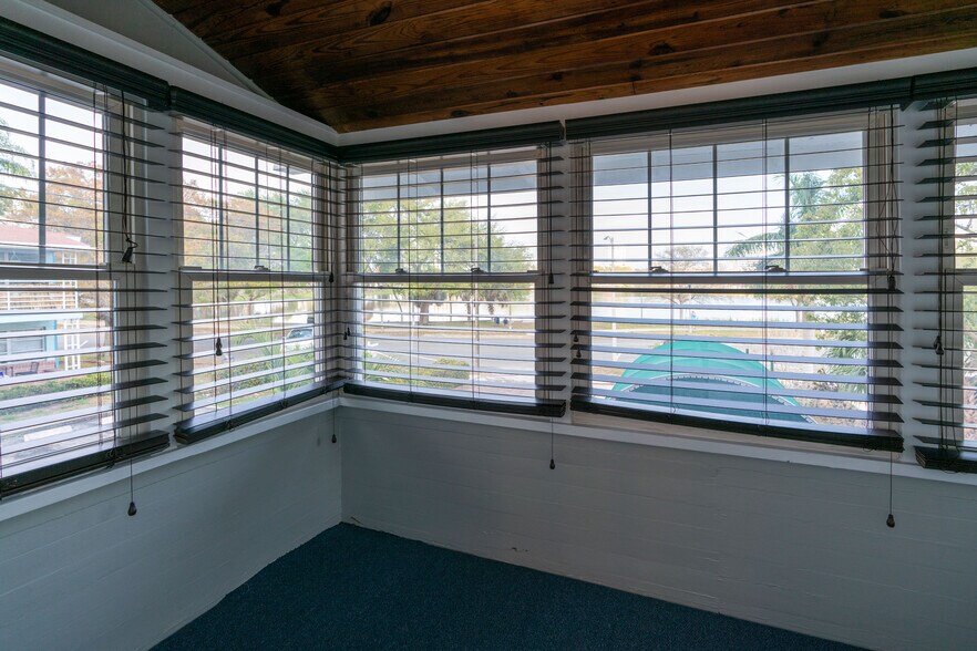 216 Mirror Lake Dr N, Saint Petersburg, FL à louer - Photo de l’immeuble – Image 3 sur 20