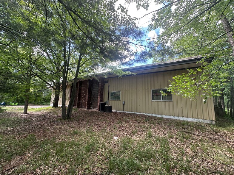 2883 Aero Park Dr, Traverse City, MI à vendre - Photo de l’immeuble – Image 3 sur 37