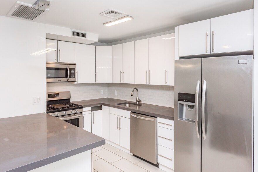 1427 Astoria Blvd, Astoria, NY à vendre - Photo intérieure – Image 3 sur 5