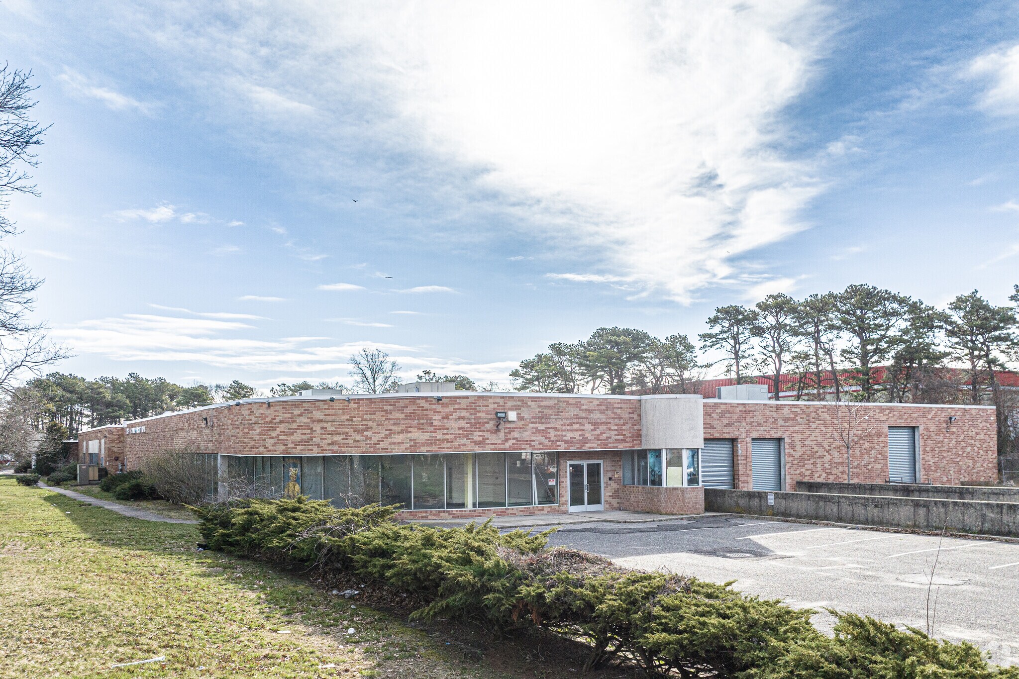 100 Pine Aire Dr, Bay Shore, NY à louer Photo principale– Image 1 sur 6