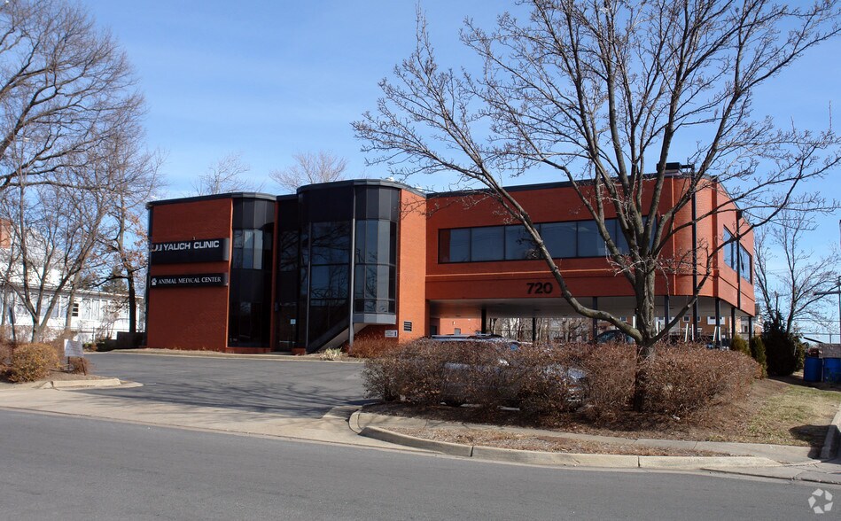 720 Jackson St, Herndon, VA à louer - Photo de l’immeuble – Image 1 sur 20