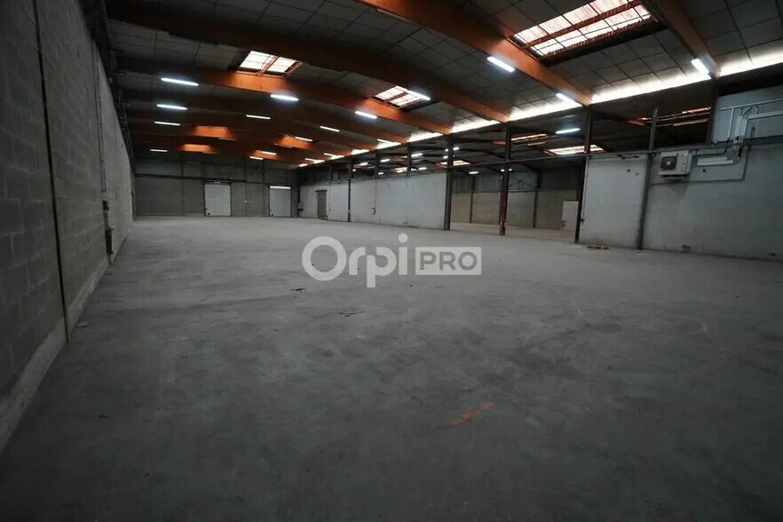 Local d’activités dans Quetigny à louer - Photo de l’immeuble – Image 1 sur 7