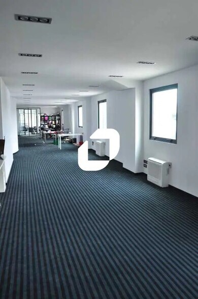 Bureau dans Grigny à vendre - Photo de l’immeuble – Image 2 sur 9