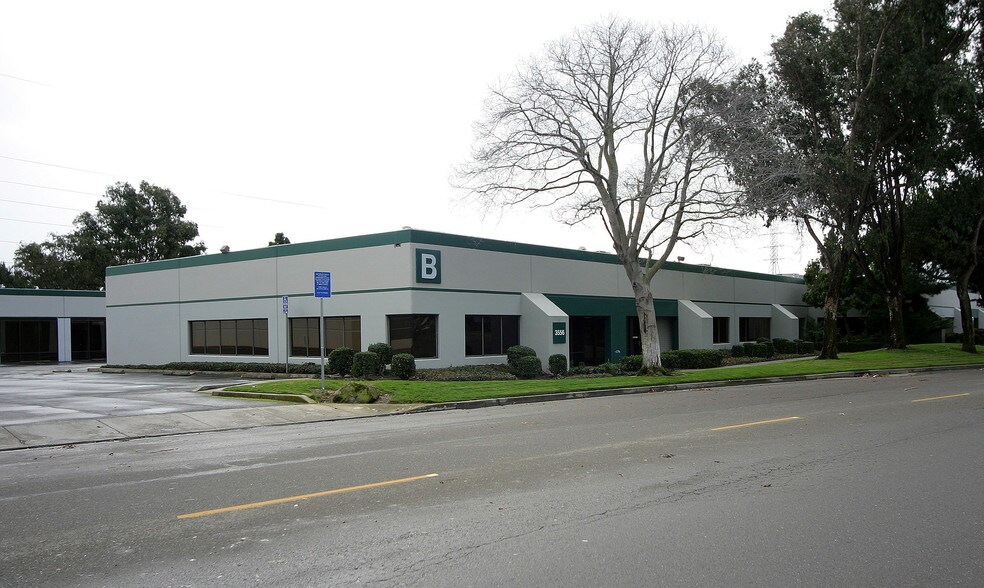 3556-3566 Investment Blvd, Hayward, CA à louer - Photo de l’immeuble – Image 2 sur 10