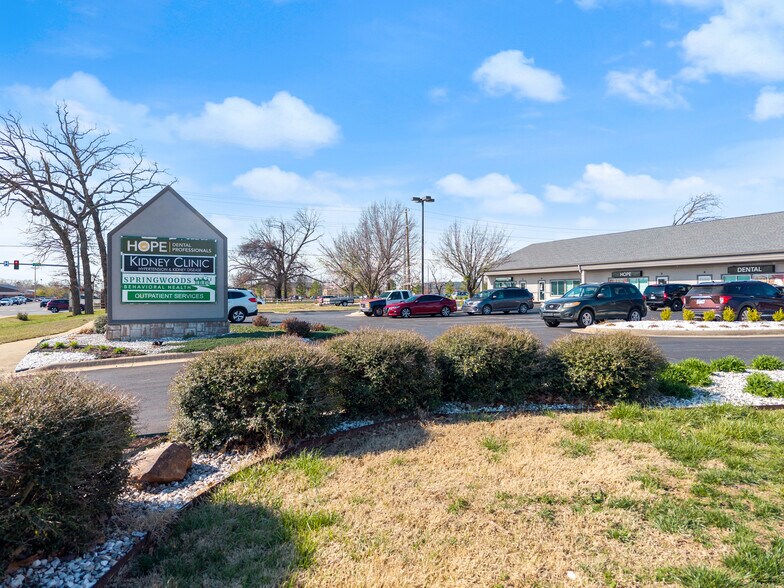 2618 SE J St, Bentonville, AR à louer - Photo de l’immeuble – Image 2 sur 11