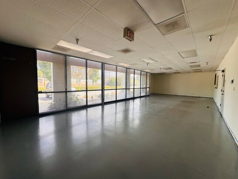 1050 W Central Ave, Brea, CA à louer - Photo de l’immeuble – Image 3 sur 11