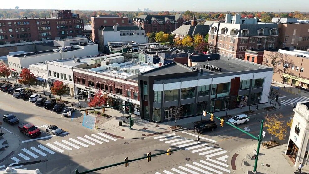 55-99 W Maple Rd, Birmingham, MI à louer - Vidéo sur l’annonce professionnelle – Image 2 sur 14